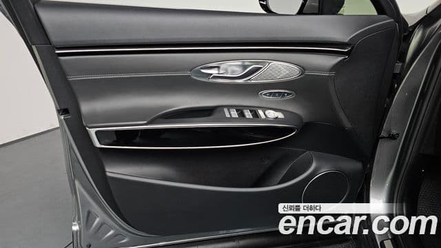2021 Genesis GV70 — миниатюра 9