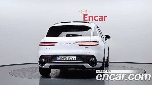 2021 Genesis GV70 — миниатюра 9