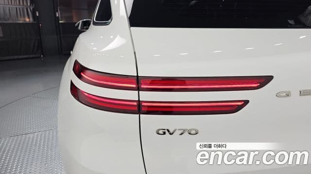 2021 Genesis GV70 — миниатюра 8