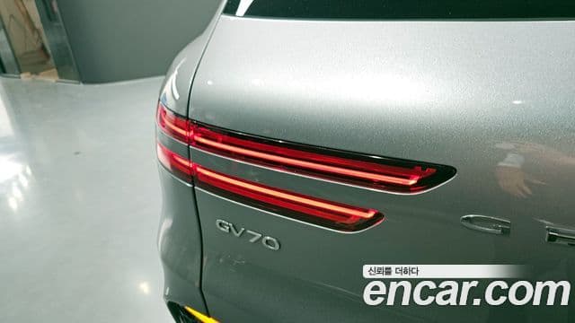 2023 Genesis GV70 — миниатюра 8