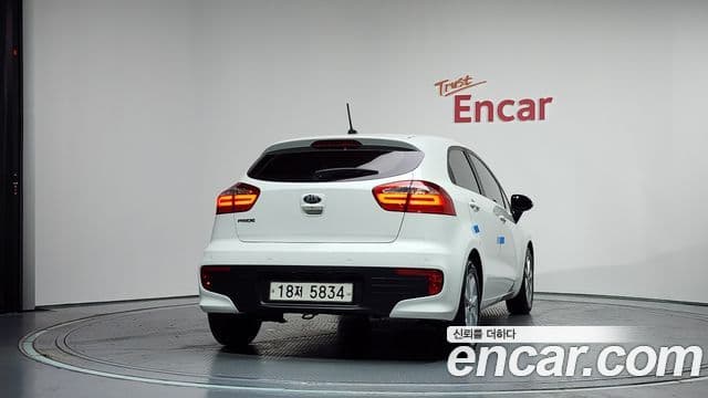 2016 Kia (Киа) The New 프라이드 — миниатюра 6