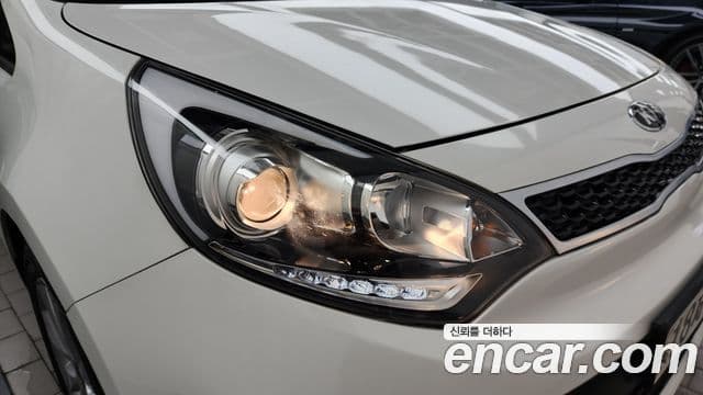 2016 Kia (Киа) The New 프라이드 — миниатюра 8