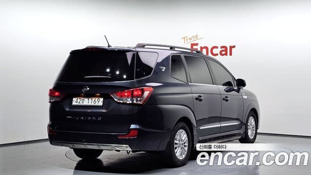2017 SsangYong 코란도 투리스모 — миниатюра 4