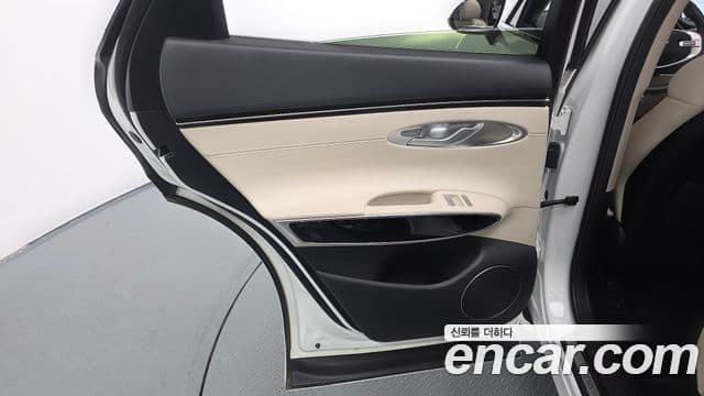 2021 Genesis GV70 — миниатюра 8