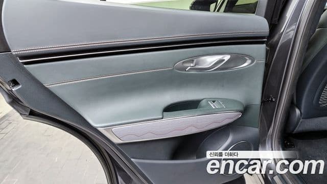 2021 Genesis GV70 — миниатюра 7
