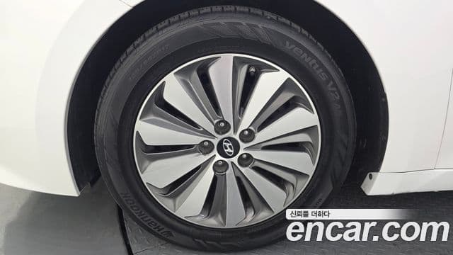 2016 Hyundai (Хёндэ) Grandeur HG Hybrid — миниатюра 4
